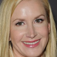 Angela Kinsey Nua