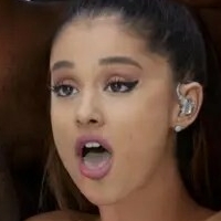 Ariana Grande Nua