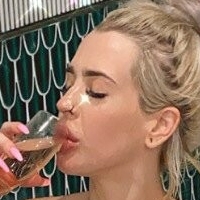 Billie Loves Nua