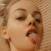 Blonde Temptress Nua