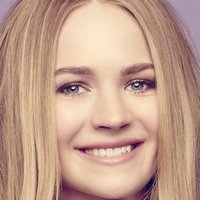Britt Robertson Nua