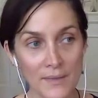 Carrie-Anne Moss Nua