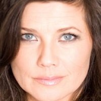Daphne Zuniga Nua