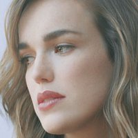Elizabeth Henstridge Nua