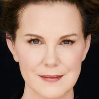 Elizabeth Perkins Nua