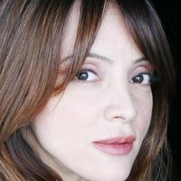 Frida Betrani Nua