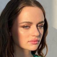Joey King Nua