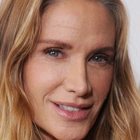 Kelly Lynch Nua