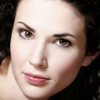 Laura Mennell Nua