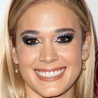 Lauren Compton Nua