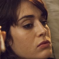 Lizzy Caplan Nua