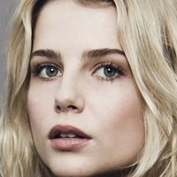 Lucy Boynton Nua