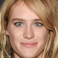 Mackenzie Davis Nua