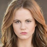Mackenzie Lintz Nua