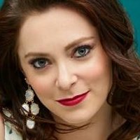 Rachel Bloom Nua
