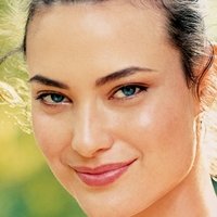 Shalom Harlow Nua