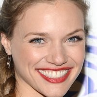 Tracy Spiridakos Nua